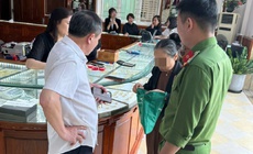 Tin lời công an ‘dởm’, cụ bà mang 19 chỉ vàng đi bán