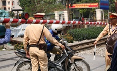 Hà Nội: Shipper cố tình vượt rào chắn, kẹt cứng giữa đường ngang khi tàu sắp đến