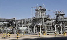 Giá dầu thế giới tăng vọt lên mức cao nhất trong gần bốn năm