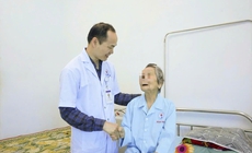 Ca phẫu thuật đặc biệt trả lại ánh sáng cho cụ bà 104 tuổi