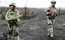 Ukraine thử 'khung xương ngoài' giúp binh sĩ vác tới 1,2 tấn đạn mỗi ngày