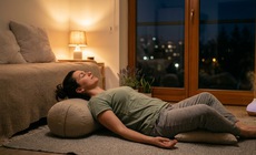 Chỉ 10 phút yoga mỗi tối giúp ngủ ngon và giảm căng thẳng