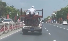 Xử phạt lái xe biển xanh chở bàn ghế cồng kềnh, người ngồi trên thùng khi di chuyển