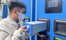 Theo chân người dùng đổi pin xe máy điện tại Hà Nội