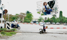 Hà Nội: Cảnh báo đã bật, người dân vẫn liều vượt rào chắn đường sắt