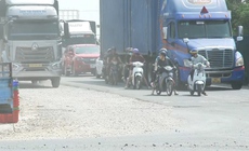 Thi công ì cạch, cầu vượt nối Quốc lộ 1 ở Lâm Đồng chậm tiến độ, dân khổ vì bụi