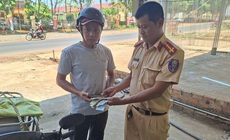 CSGT trả lại điện thoại iPhone và gần 30 triệu đồng cho người đánh rơi 