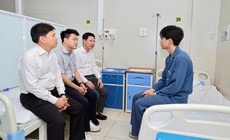 Tặng Bằng khen cho sinh viên dũng cảm cứu người trong đám cháy