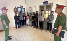 Mâu thuẫn trên mạng xã hội, hai nhóm học sinh mang hung khí đánh nhau