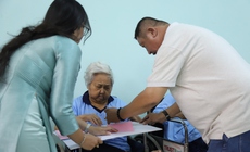 Những người âm thầm đặc biệt trong hành trình chăm sóc người cao tuổi