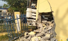 Xe đầu kéo lao vào trường mầm non ở A Lưới