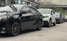 Người dân đến từ sớm trong những ngày đầu áp dụng kiểm định khí thải mới