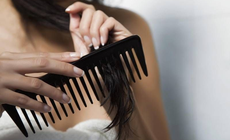 Bí quyết để mái tóc khỏe đẹp, không bị bết trong mùa nồm ẩm