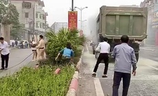 Xe đầu kéo bốc cháy khi đang lưu thông, CSGT và người dân đuổi theo dập lửa