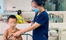 Uống nhầm bột thông cống, bé 8 tuổi bị bỏng thực quản nặng