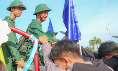 Khoảnh khắc tân binh bịn rịn chia tay người thân lên đường nhập ngũ