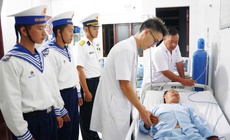 Quân y Trường Sa cứu ngư dân bị đột quỵ não trên biển