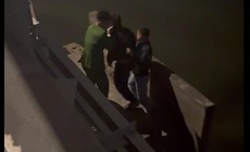 Từ chiếc xe máy vô chủ trên cầu, công an kịp thời ngăn chặn ý định tự tử của nam thanh niên