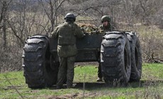 Robot khổng lồ Chelnok của Nga lần đầu được phát hiện trên tiền tuyến