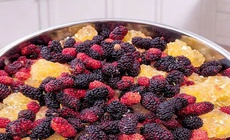 Dâu tằm ngâm nổi váng: Độc tố cần loại bỏ hay chỉ hớt váng là được?