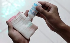 Vì sao không nên dùng oxy già để sát trùng vết thương thông thường?