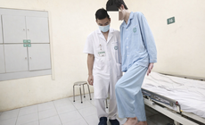 Nam sinh bị liệt vận động do thói quen ngồi khoanh chân