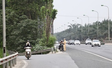 Xe máy 'tranh đường' với ô tô trên đại lộ Thăng Long bị phạt nặng, trừ điểm GPLX