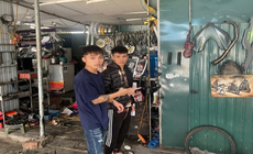 Dán đè mã QR tại các cửa hàng, 2 thanh niên chiếm đoạt tiền bị khởi tố