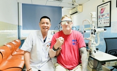 Không thể chờ 9 tháng mới được mổ, đầu bếp Mỹ thực hiện hành trình 'xuyên đại dương' đi tìm ánh sáng