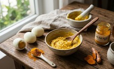 Nên dùng trứng gà sống hay chín trong chăm sóc da?