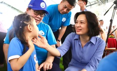 Thứ trưởng Bộ Y tế Nguyễn Thị Liên Hương thăm và tặng quà cho trẻ em khuyết tật tại TPHCM