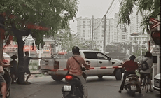 Video: ‘Thót tim’ ô tô vượt rào chắn đường sắt, thoát nạn trong gang tấc 