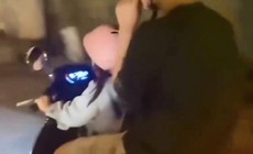 Xôn xao bé gái 6 tuổi điều khiển xe máy điện chở người lưu thông trên đường