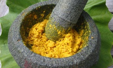 Có nên giã nghệ tươi lấy nước uống?