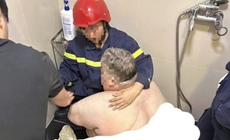 Giải cứu du khách người Mỹ nặng gần 300kg mắc kẹt trong nhà vệ sinh