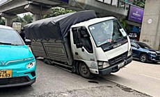 Ô tô tải lại bất ngờ 'lọt hố' giữa đường Nguyễn Trãi