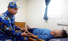 Bệnh xá đảo Song Tử Tây cứu chữa ngư dân đột ngột yếu người khi đang ăn cơm