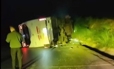 Nguyên nhân xe khách lao vào thành cống trong đêm ở Lào Cai