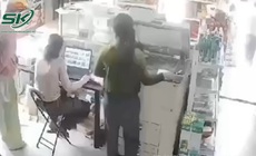 Clip gã đàn ông 'trần như nhộng' xông vào tiệm tạp hóa, đánh dã man 1 cô giáo
