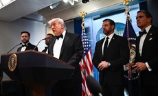 Xả súng tại tiệc báo chí Nhà Trắng: ông Trump thoát nạn, nghi phạm bị bắt giữ