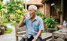 Người cao tuổi cần uống bao nhiêu nước mỗi ngày là đủ?
