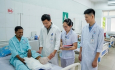 Người đàn ông bị lưỡi máy cắt cỏ văng trúng đứt lìa bàn chân