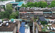Tập thể cũ ở Hà Nội oằn mình cõng 'bom nước'