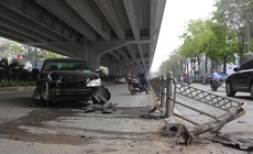 Ô tô đâm văng dải phân cách khiến 2 người  bị thương, tài xế rời hiện trường