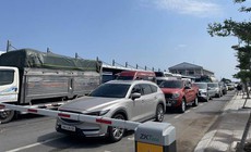 Du khách xếp hàng từ 4 giờ sáng để ra đảo Cát Bà
