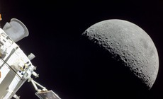 Vì sao tàu vũ trụ đi với vận tốc siêu nhanh mà không va chạm với thiên thể nào?