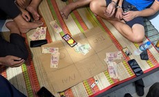 Sát phạt 'bầu cua' ngay trên điện thoại, 8 người bị bắt quả tang