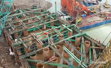 Dưới hố móng trụ tháp cầu Tứ Liên, người thợ lặn giữ nhịp thi công