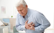 Vì sao người cao tuổi hay bị tụt huyết áp khi thay đổi thời tiết?