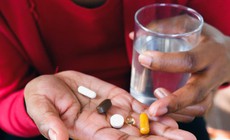 Dấu hiệu cảnh báo cơ thể dư thừa vitamin